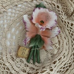 Vintage capodemante iris Italian handmade porcelain.
Beautiful flawless flower